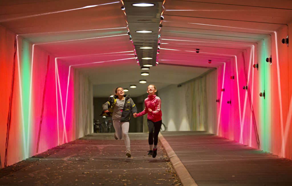Gersagerparken i Greve har fået renoveret, malet og opsat lysinstallation i tunnelen til Hundige Storcenter. Foto: Thomas Arnbo / www.arnbo.dk